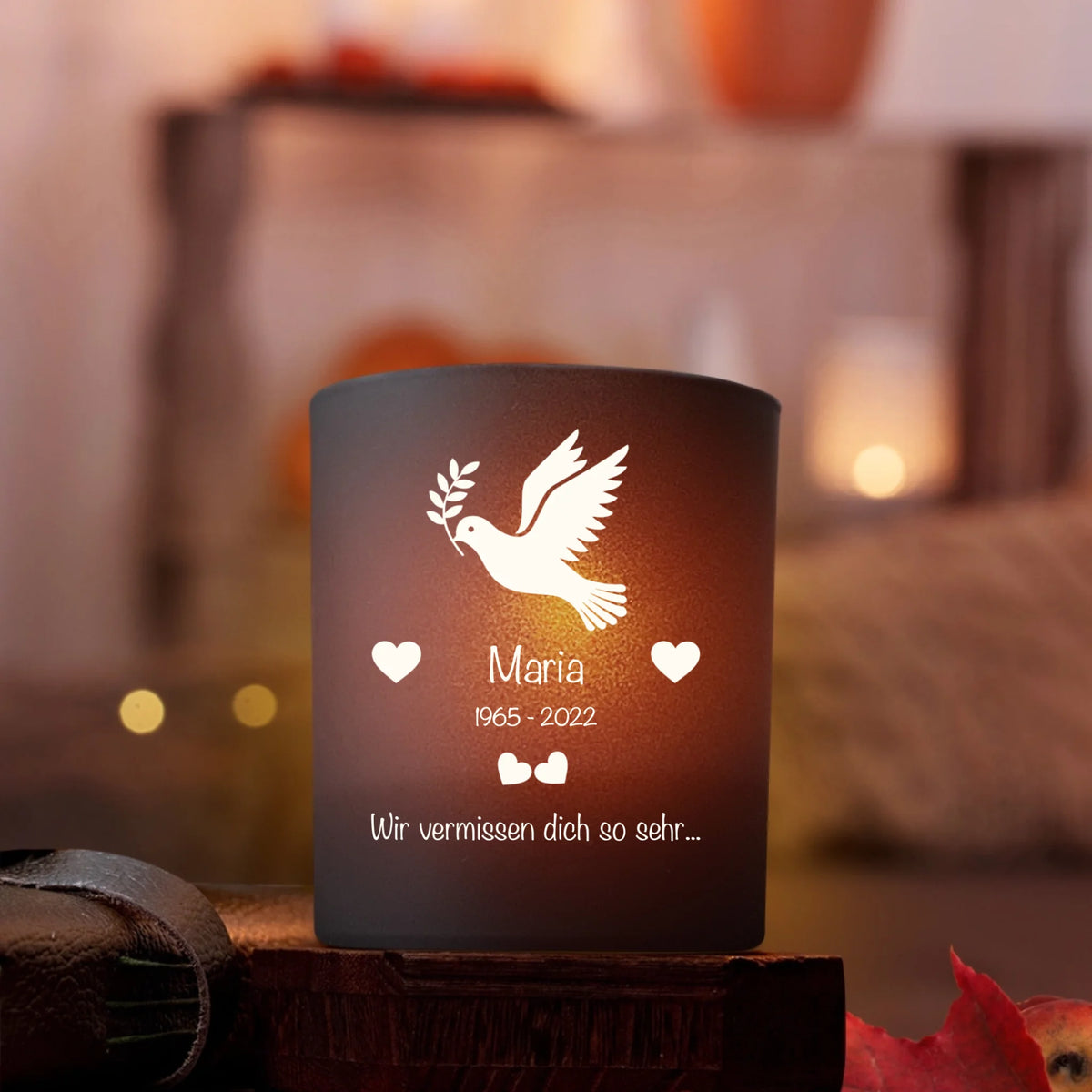 Personalisiertes Premium Teelicht mit Gravur zum Gedenken – Wir vermissen dich – Motiv 2