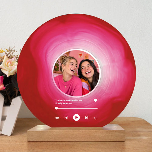 Holzaufsteller mit personalisiert bedruckter Acrylplatte in Schallplattenoptik - gefertigt von Love & Faith