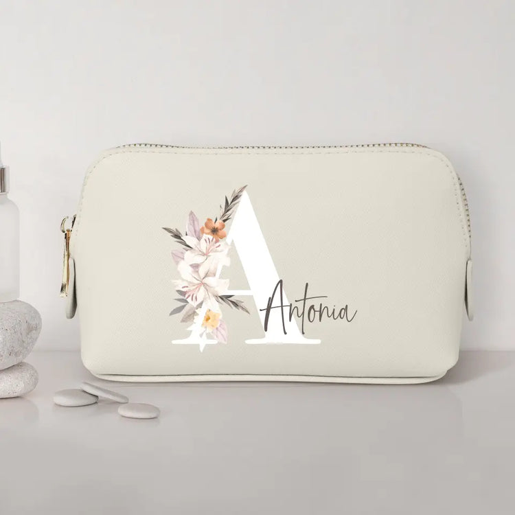 Personalisierte Kulturtasche in Elfenbeim mit Initital und Name - Geschenkidee für Makeup von Love & Faith