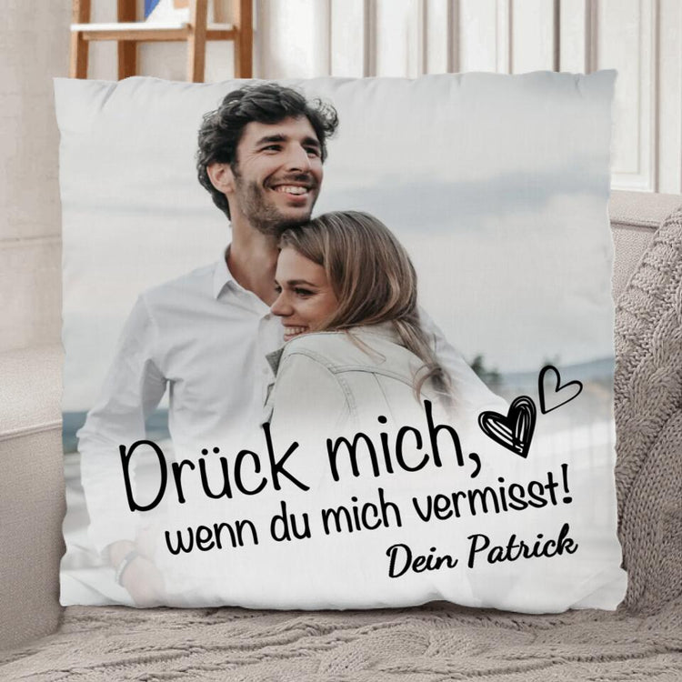 Personalisierte Kissen mit Spruch "Drück mich, wenn du mich vermisst" für die Freundin mit Foto - Geschenkidee von Love & Faith